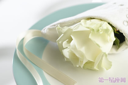 白玫瑰花語(yǔ)：一朵白玫瑰代表什么意思？