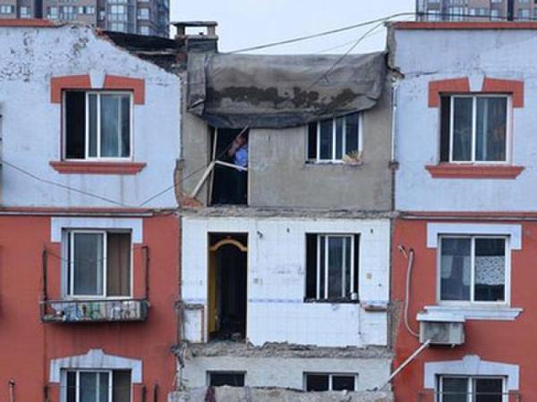 7樓住戶剁個餃子餡陽臺就掉下樓，怎么回事？