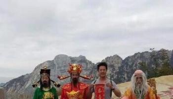 那個穿黑褲子的騷年是要鬧哪樣