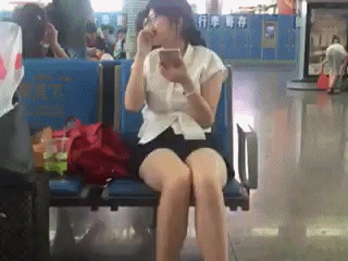 妹子樂的合不攏腿！