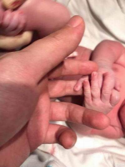 陳赫當爸爸啦！張子萱為陳赫生下女兒