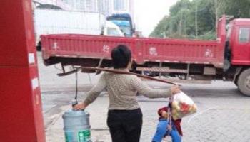 孩子你是買水送的嗎？