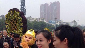 猴哥，你看美女的姿勢太銷魂了