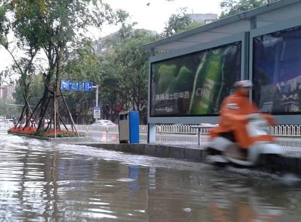 云南昆明暴雨致市內(nèi)多處積水